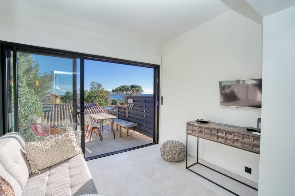Patio, Natural landscape, View (from property/room), Balcony/Terrace, Living room, Seating area, Dining area