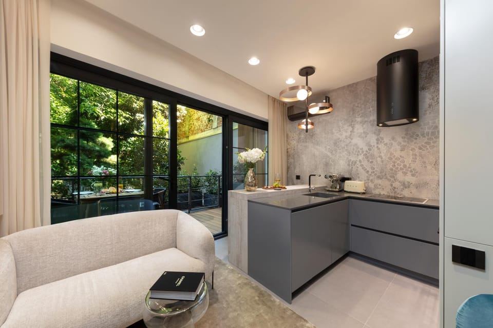 Kitchen or kitchenette, Living room, Seating area, Dining area