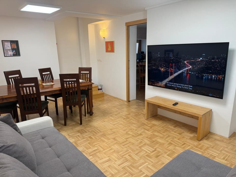 Living room, Seating area, Dining area, Dinner