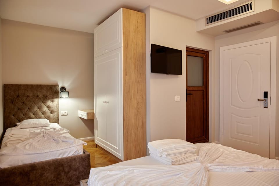Communal lounge/ TV room, Bed, Bedroom