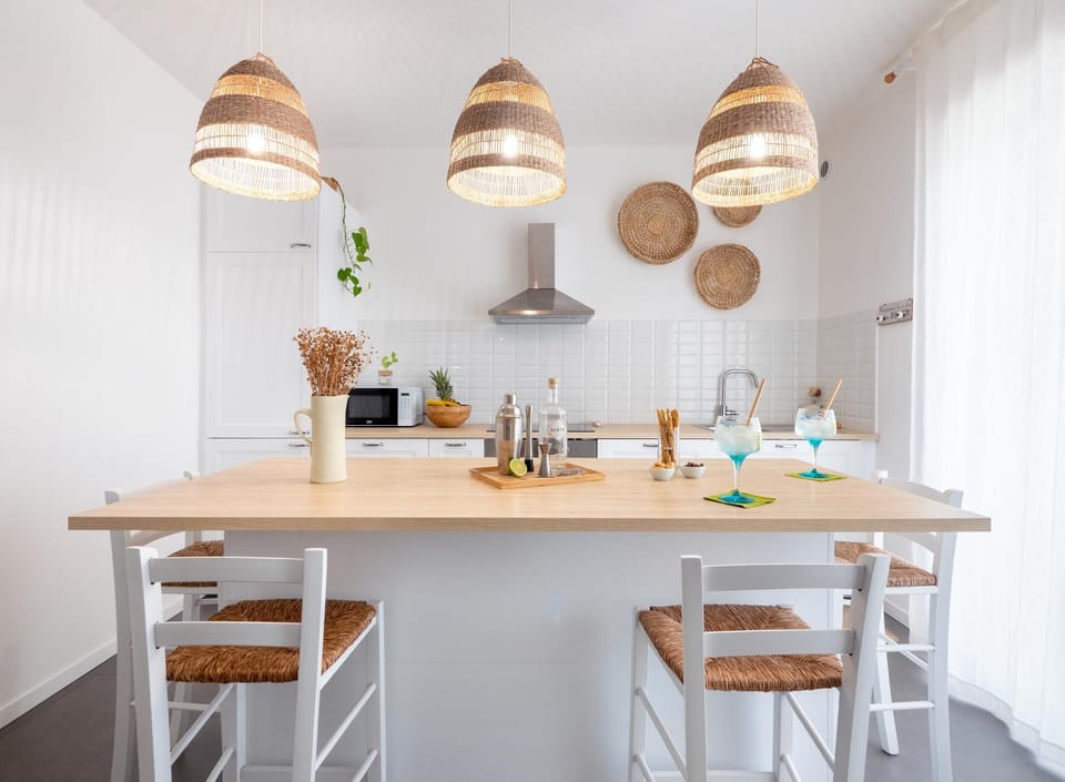 Kitchen or kitchenette, Food and drinks, Dining area, Food, Drinks