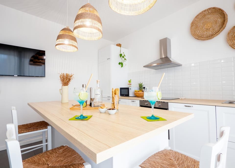 Kitchen or kitchenette, Food and drinks, Dining area, Food