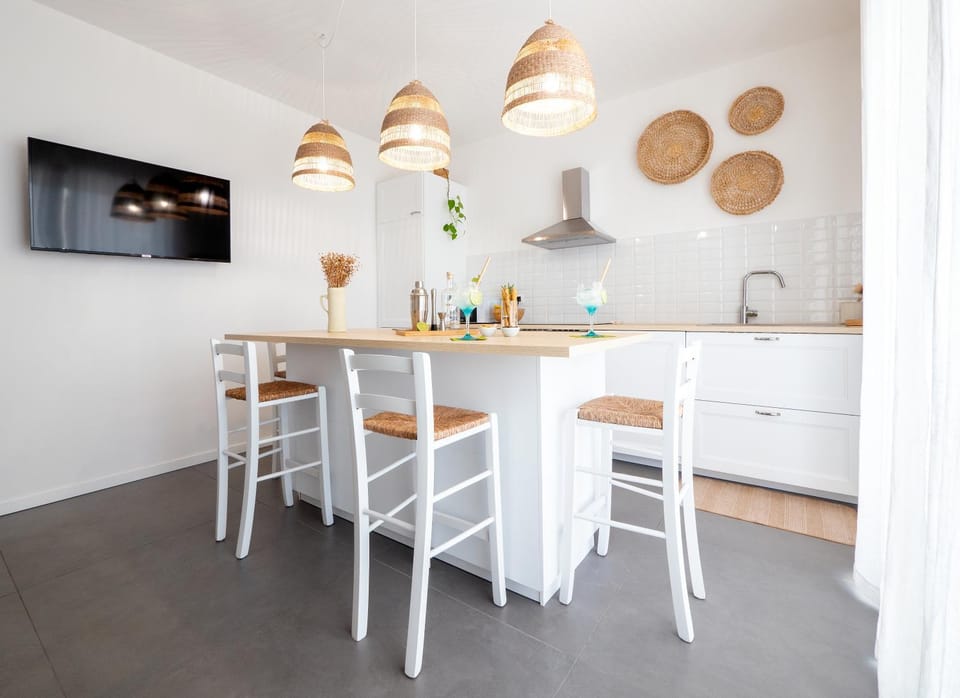 Kitchen or kitchenette, Dining area