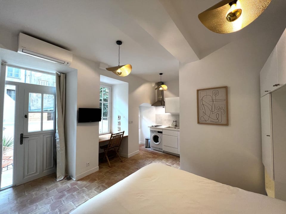 TV and multimedia, kitchen, air conditioner, air conditioner