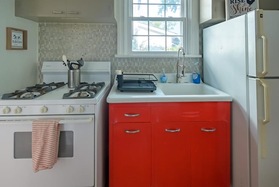 Kitchen or kitchenette, pet friendly, stove