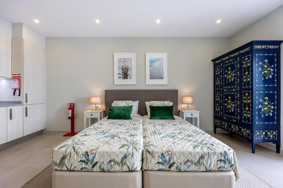 Bed, Kitchen or kitchenette, Bedroom, wardrobe