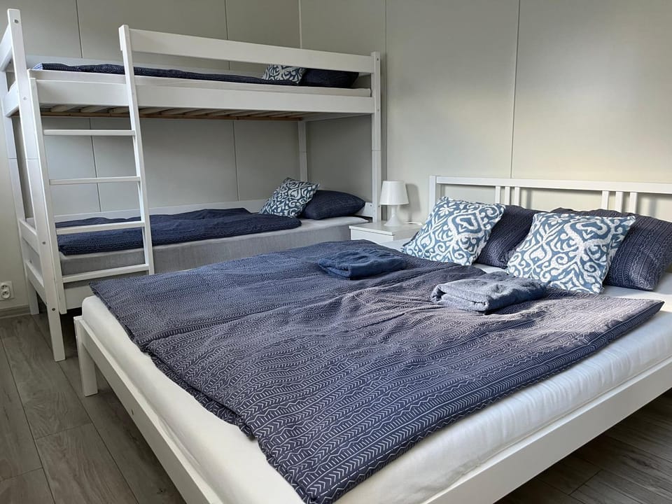 Photo of the whole room, bunk bed, towels