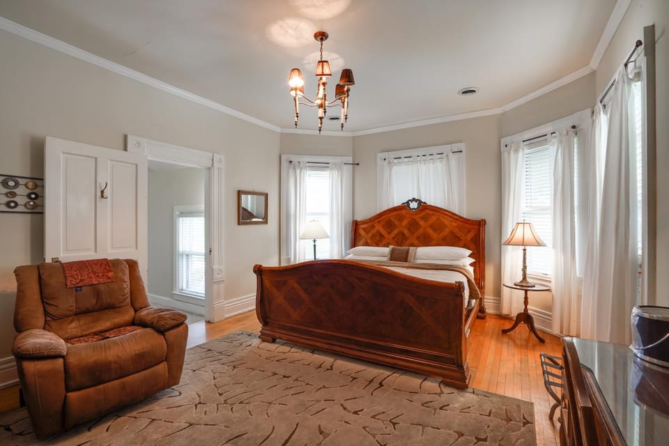 White Rose Inns & Motel Bed and Breakfast in Wisconsin Dells