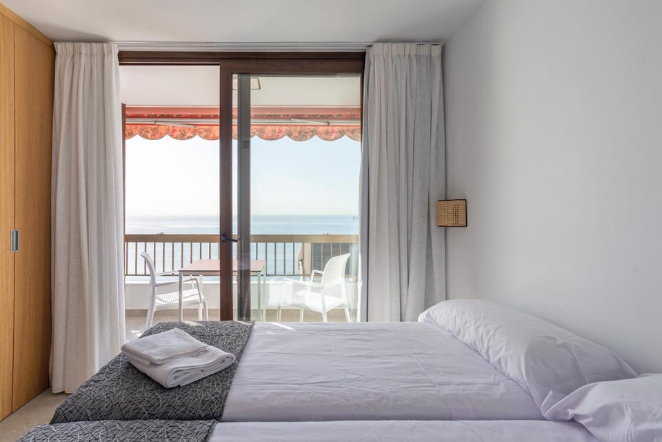 Bed, Natural landscape, TV and multimedia, View (from property/room), Balcony/Terrace, Photo of the whole room, Bedroom, Sea view, locker, towels, wardrobe