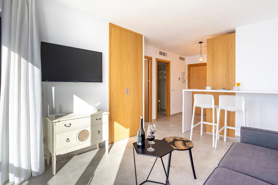 TV and multimedia, Kitchen or kitchenette, Living room, Seating area, Dining area, locker, air conditioner