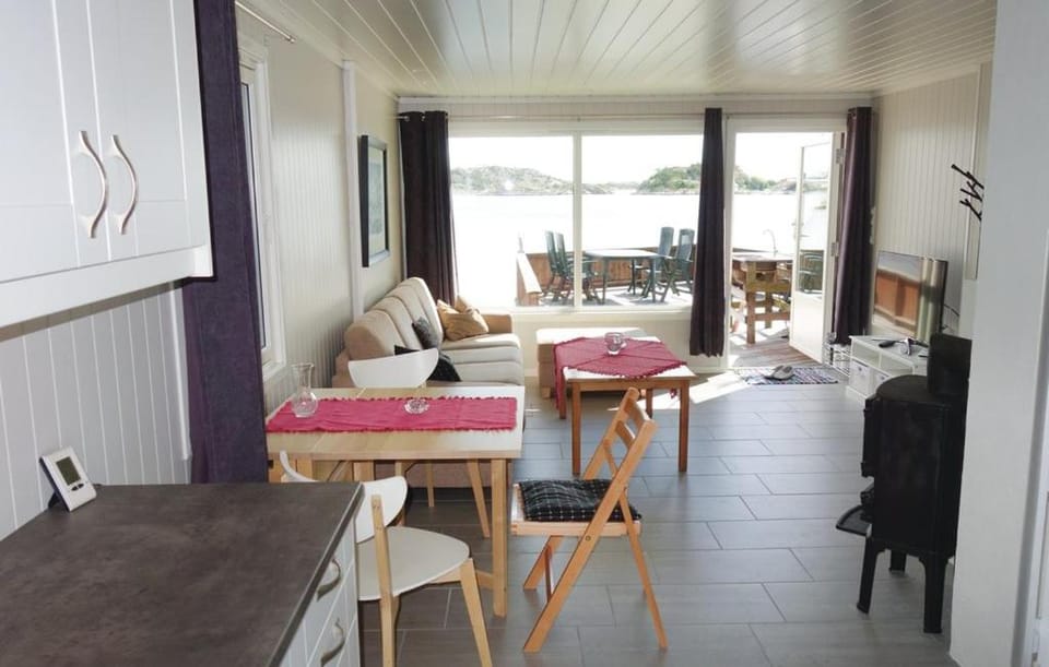 View (from property/room), Balcony/Terrace, Living room, Seating area, Dining area, kitchen
