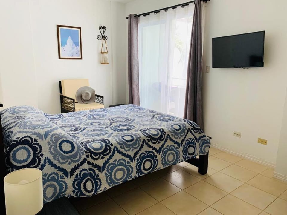 TV and multimedia, Photo of the whole room, Bedroom