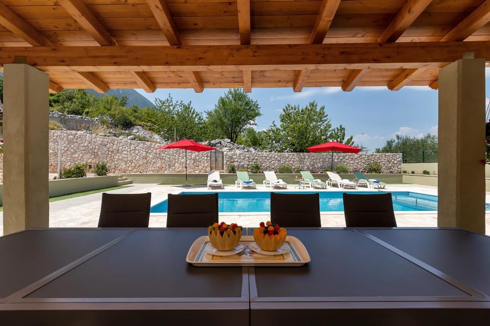 Apartments White House Rastovac Apartment in Split-Dalmatia County