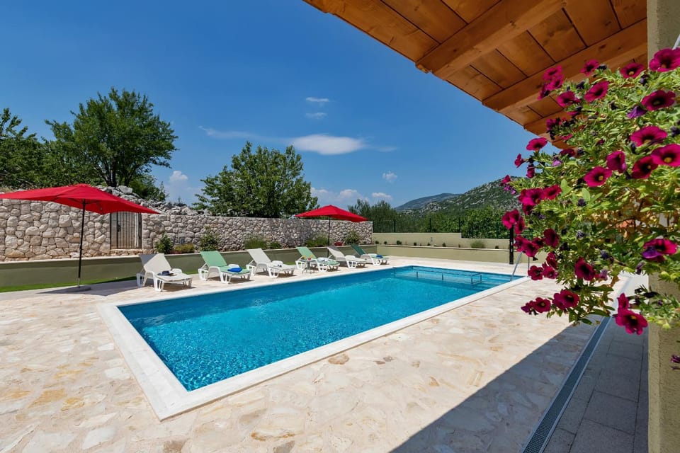 Apartments White House Rastovac Apartment in Split-Dalmatia County