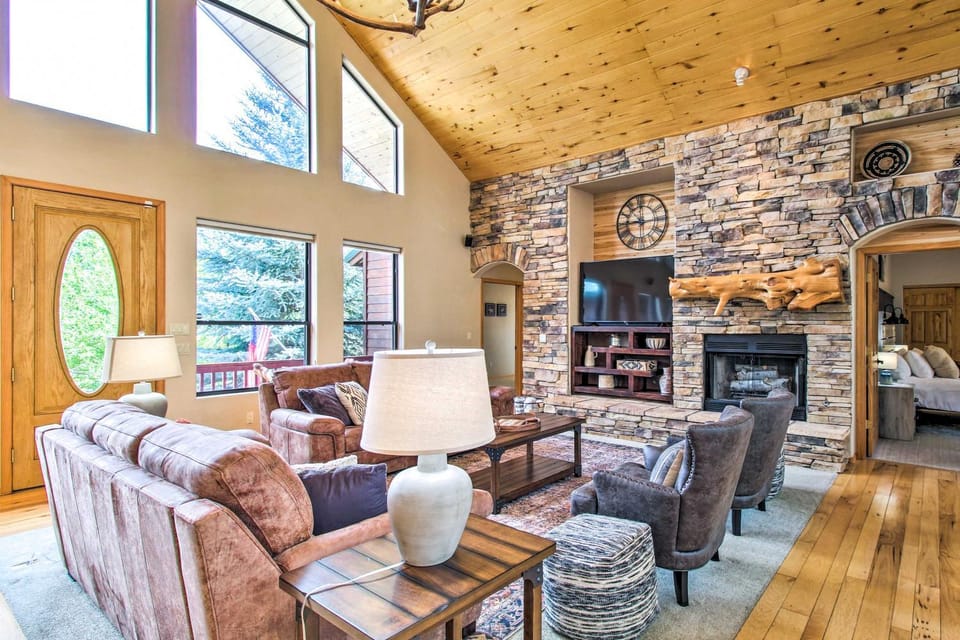 Hot Tub & Game Room: All-Season Pinetop Cabin Cabin in Pinetop-Lakeside