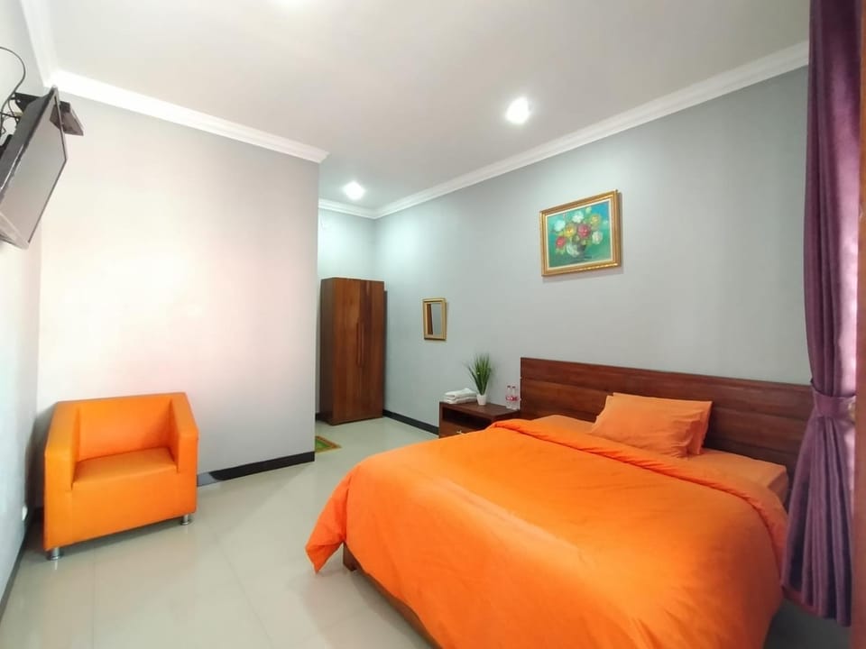 Communal lounge/ TV room, Bed, Photo of the whole room, Seating area, Bedroom, wardrobe