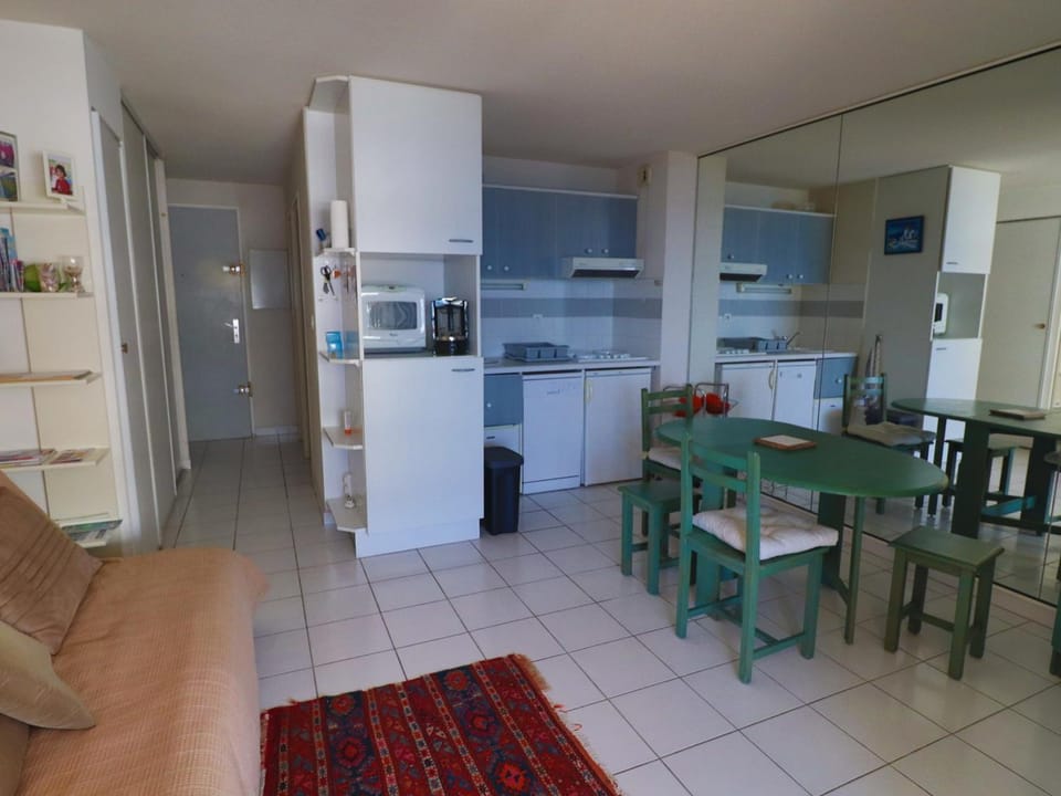 2 Pièces avec Terrasse 11m² à Sète - Résidence avec Piscine et WIFI - FR-1-472A-259 Apartment in Occitanie