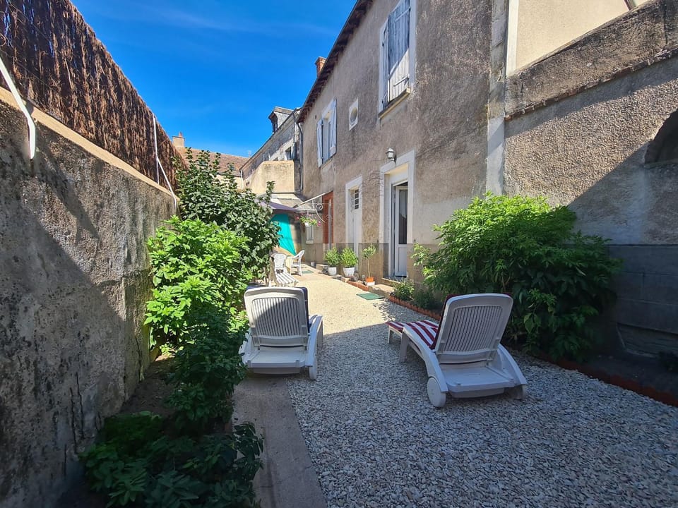 Maison confortable près des Châteaux de la Loire et Zoo de Beauval avec cour et parking privé Country House in Centre-Val de Loire
