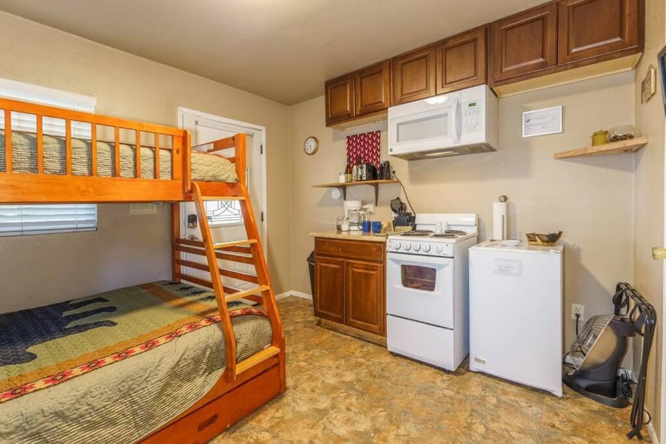 Acorn Cottage - Hidden gem in green heaven, getaway to Bass Lake & Yosemite House in Sierra Nevada