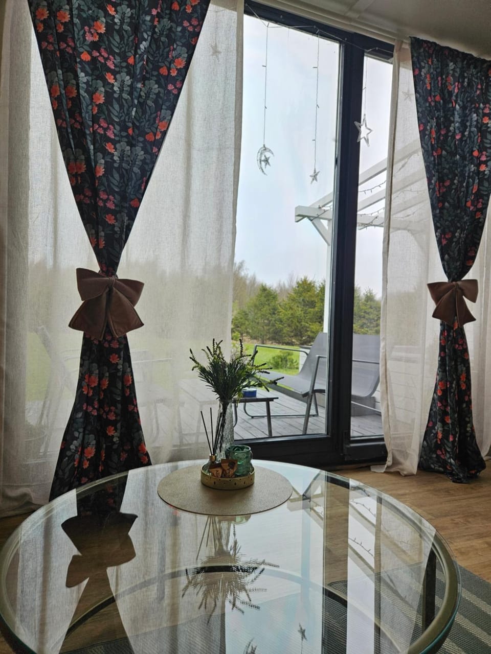 Guests, Inner courtyard view