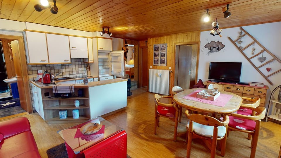 Kitchen or kitchenette, Living room, Seating area, Dining area