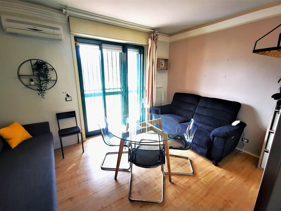 Living room, Seating area, air conditioner