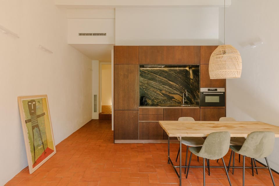 Kitchen or kitchenette, Dining area, minibar, air conditioner