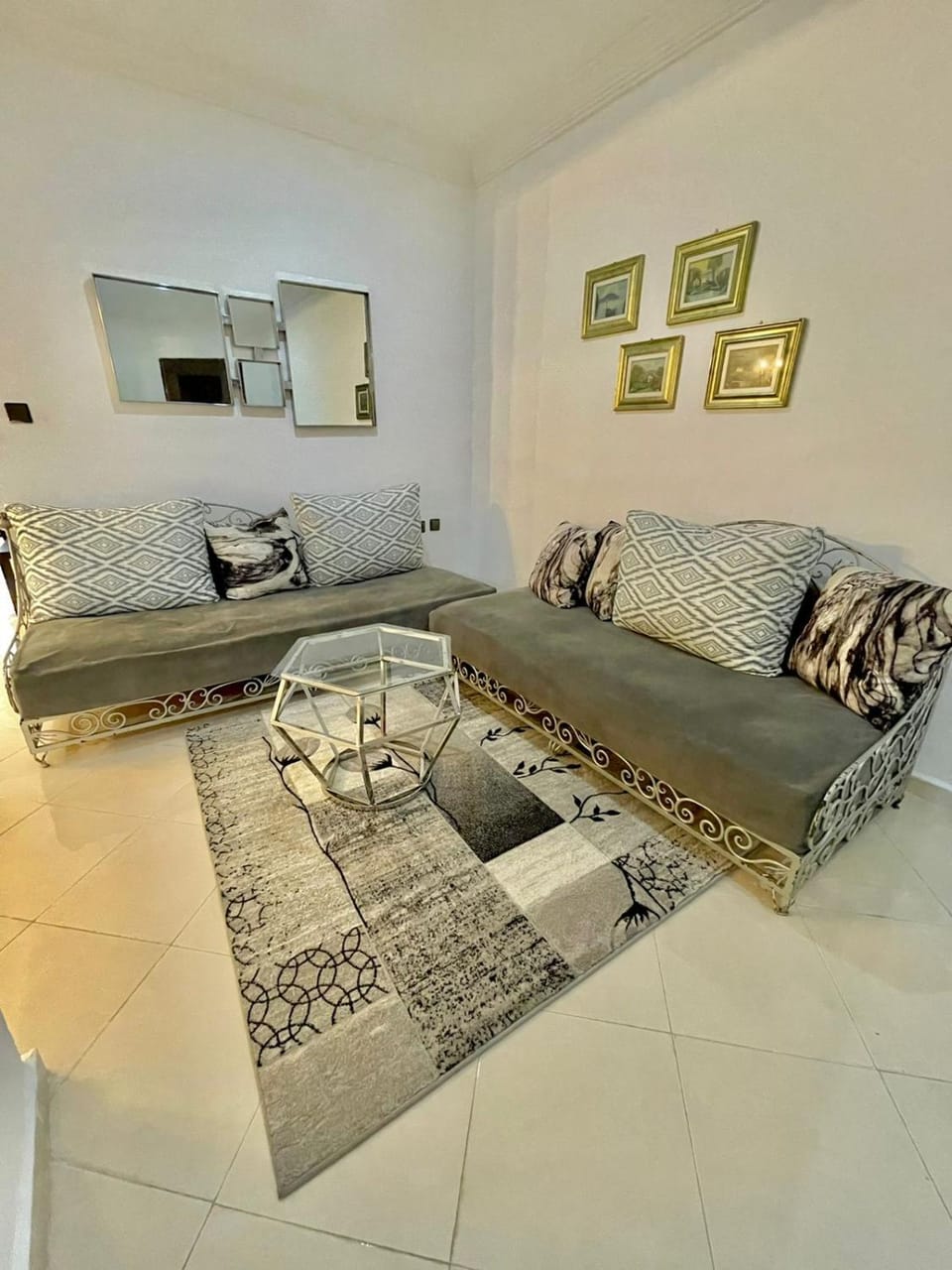 Living room, Seating area