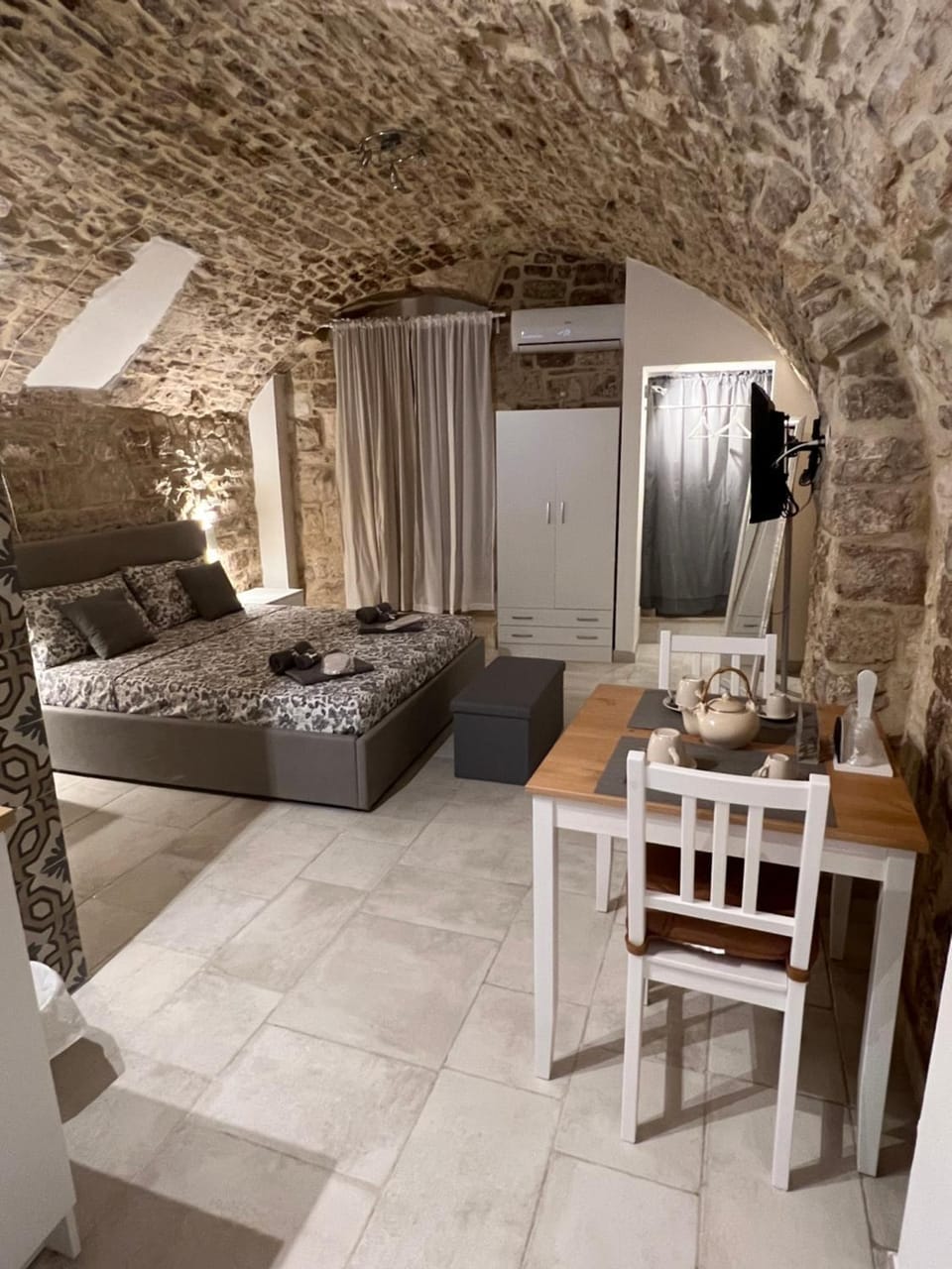 Bed, Kitchen or kitchenette, Photo of the whole room