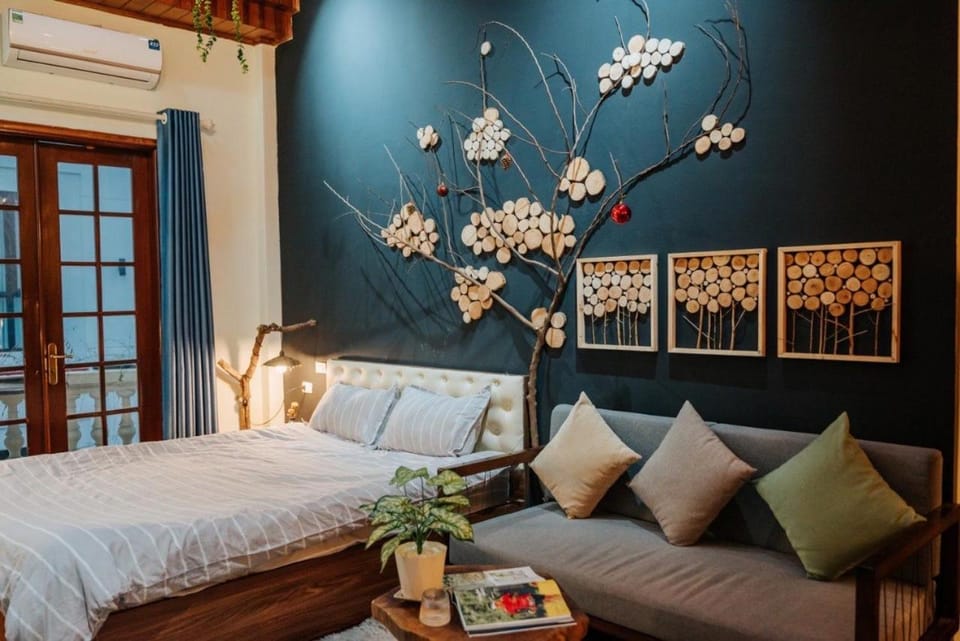 Bed, Seating area, Bedroom