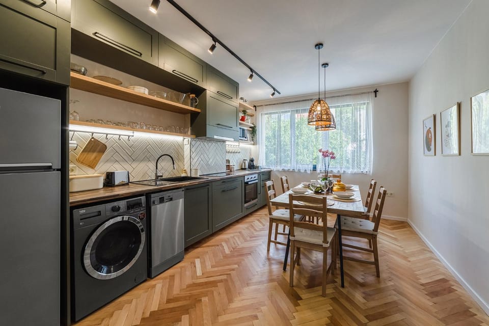 Kitchen or kitchenette, Dining area