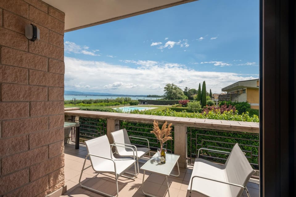 Balcony/Terrace, Balcony/Terrace, Lake view, Mountain view