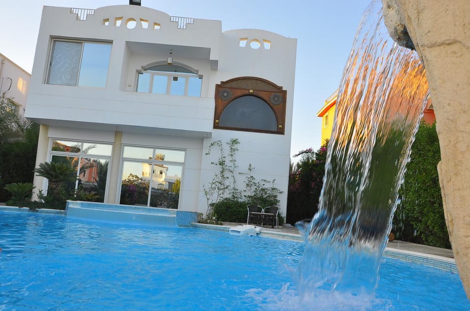 Property building, Day, Swimming pool