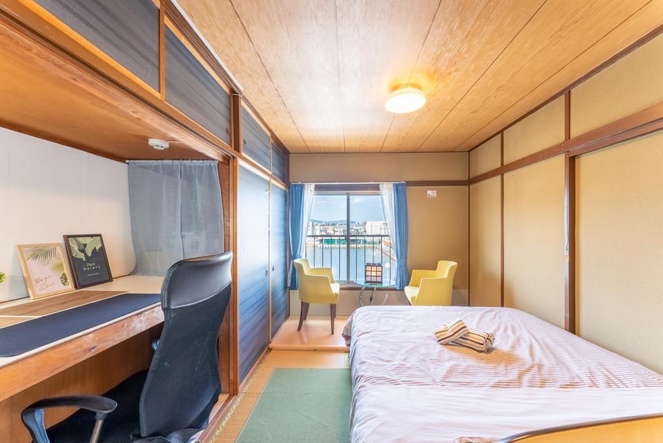 Bed, Dining area, Bedroom