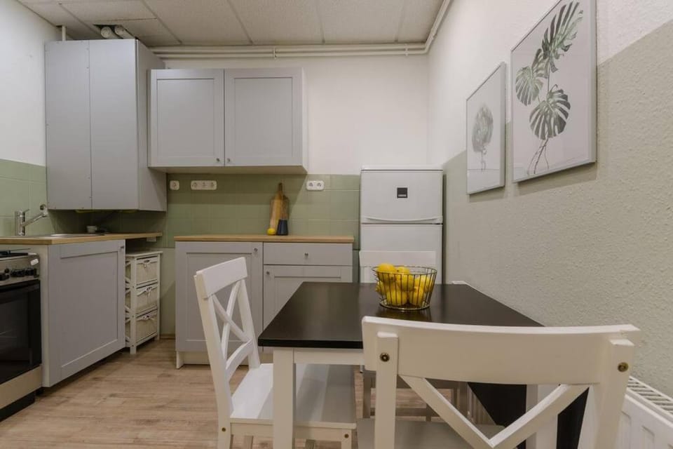 Property building, Kitchen or kitchenette, Dining area, oven
