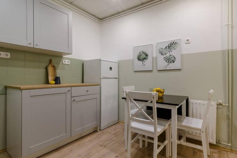 Property building, Kitchen or kitchenette, Dining area, oven