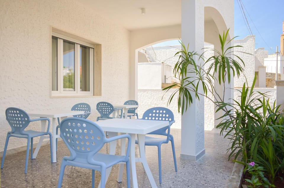 Property building, Facade/entrance, Balcony/Terrace, Inner courtyard view