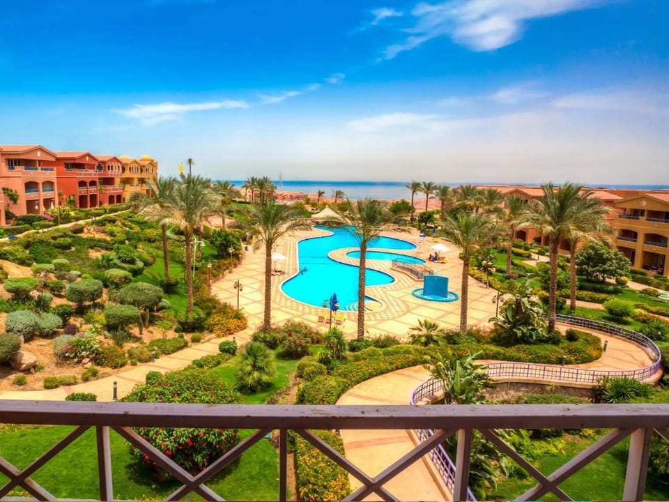 Day, Pool view