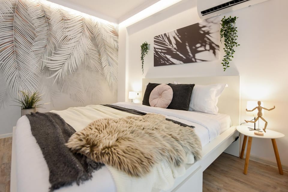 Bed, Photo of the whole room, Decorative detail, Bedroom