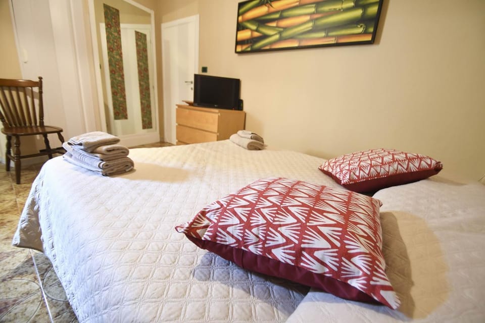 Bed, TV and multimedia, Photo of the whole room, Bedroom