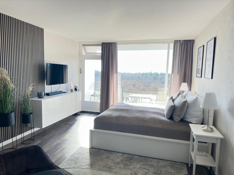 Bed, TV and multimedia, Evening entertainment, Bedroom