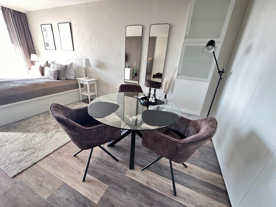 Seating area, Dining area