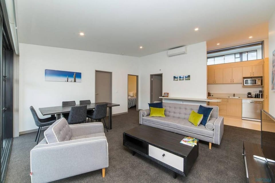 Kitchen or kitchenette, Living room, Seating area, Dining area, oven