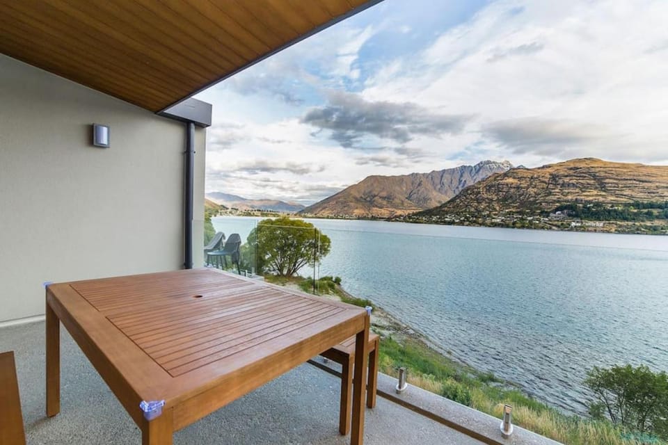 View (from property/room), Balcony/Terrace, Lake view, Mountain view