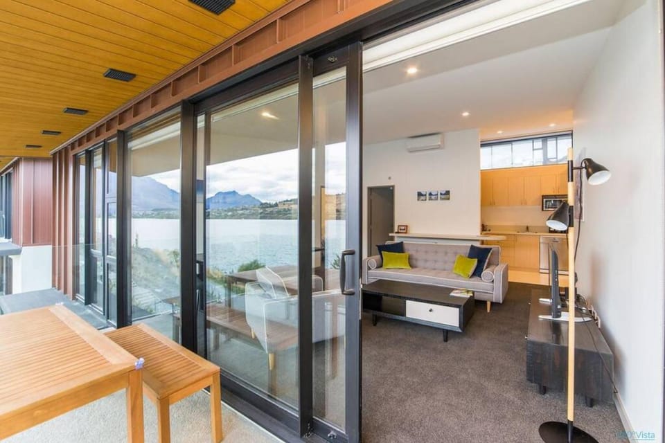 Patio, View (from property/room), Balcony/Terrace, Living room, Seating area, Dining area, Lake view, Mountain view
