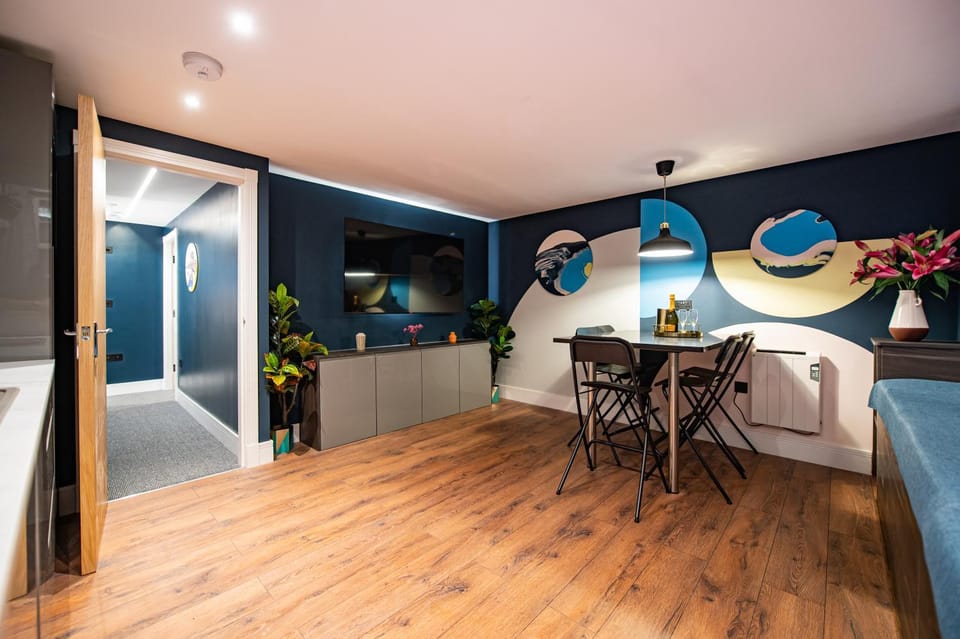 Communal lounge/ TV room, TV and multimedia, Living room, Seating area, Dining area