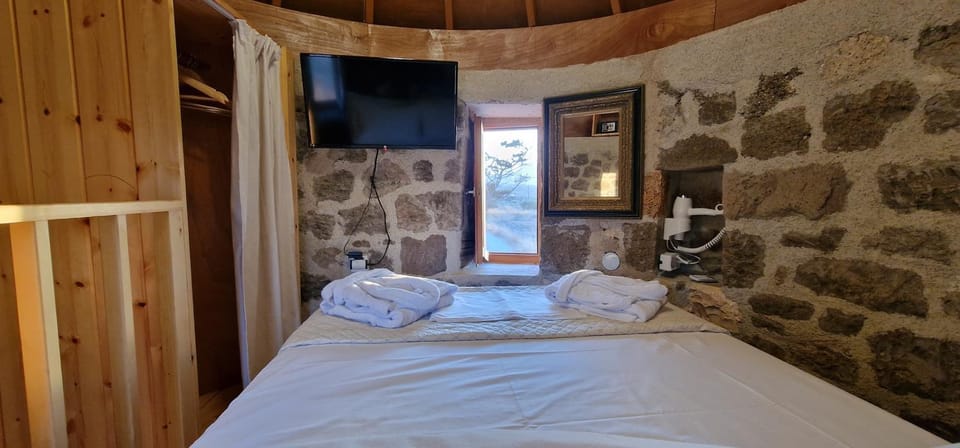 Bed, TV and multimedia, Bedroom