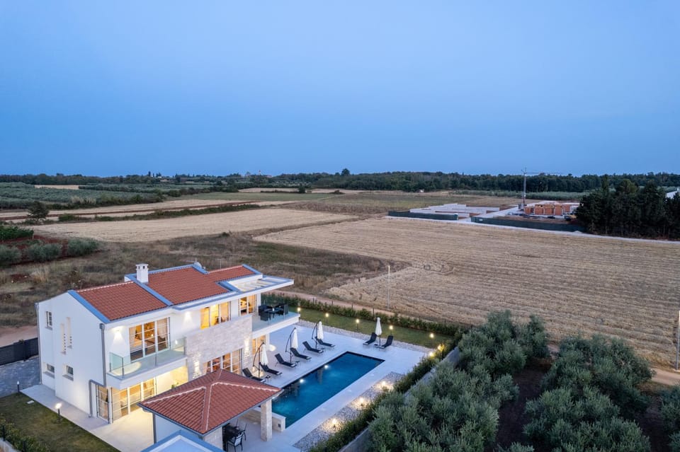 Property building, Natural landscape, Pool view, Swimming pool, sunbed