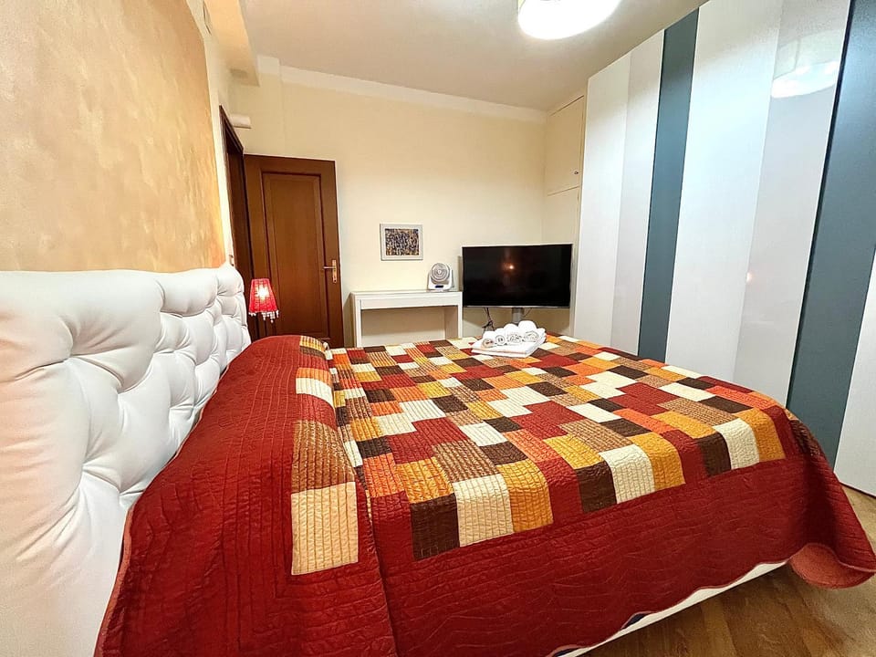 Bed, TV and multimedia, Photo of the whole room, Evening entertainment, Bedroom, wardrobe