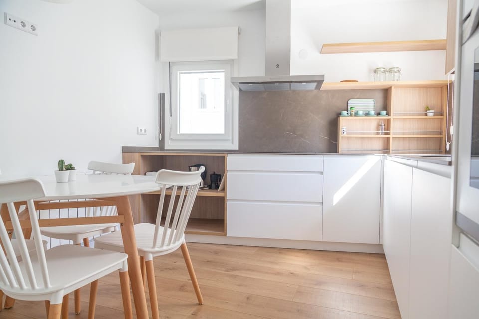 Kitchen or kitchenette, Dining area, dishwasher, minibar, pet friendly, stove